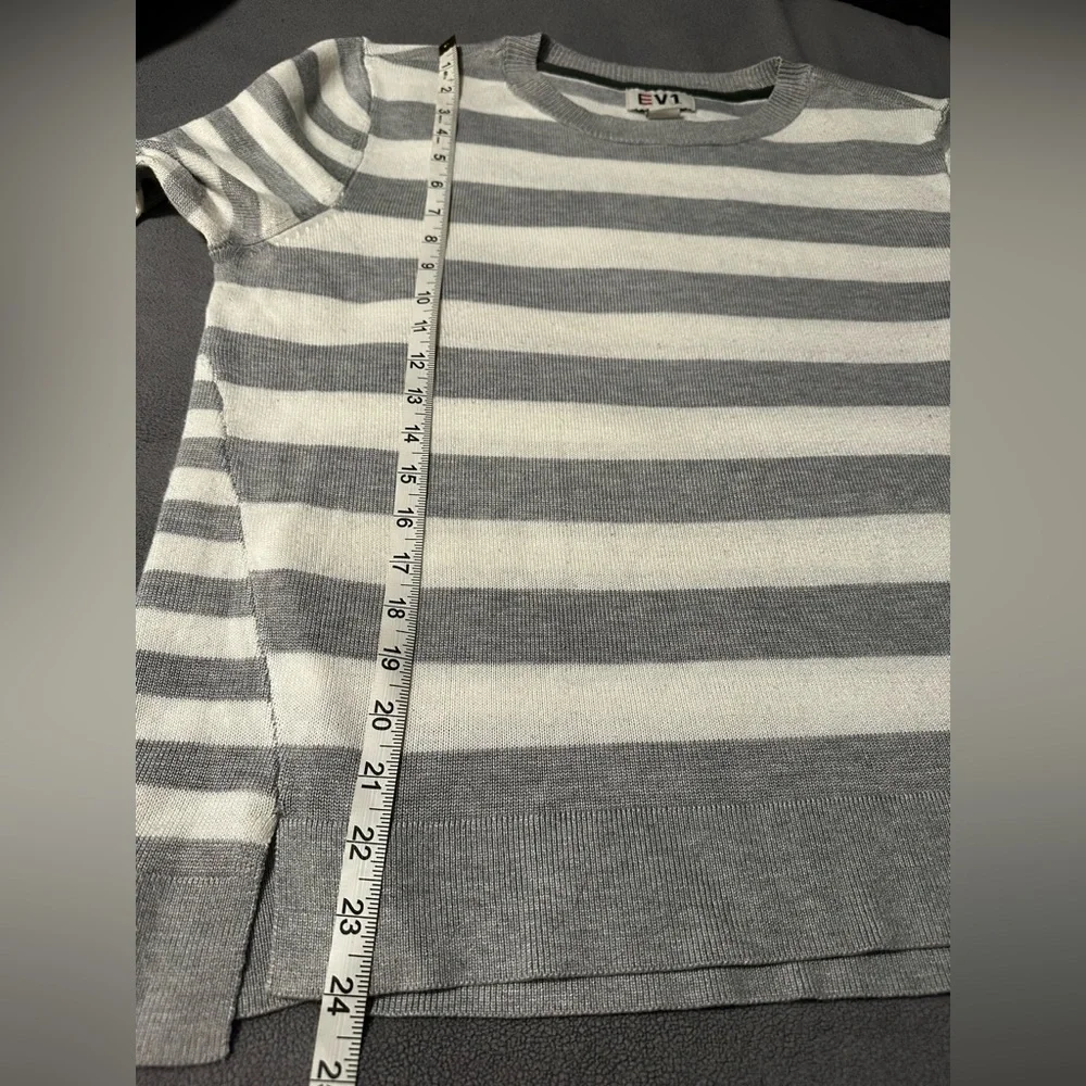Women’s EV1 Grey And White Striped Large Pullover Lightweight Sweater.